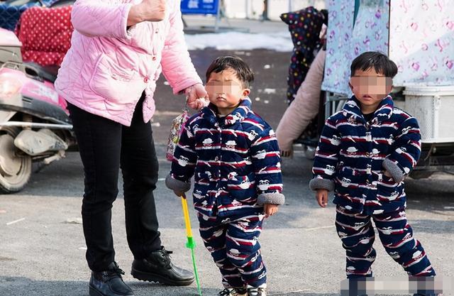 冬季幼儿园门口成父母“睡衣秀”，特级教师直言：对孩子危害很大