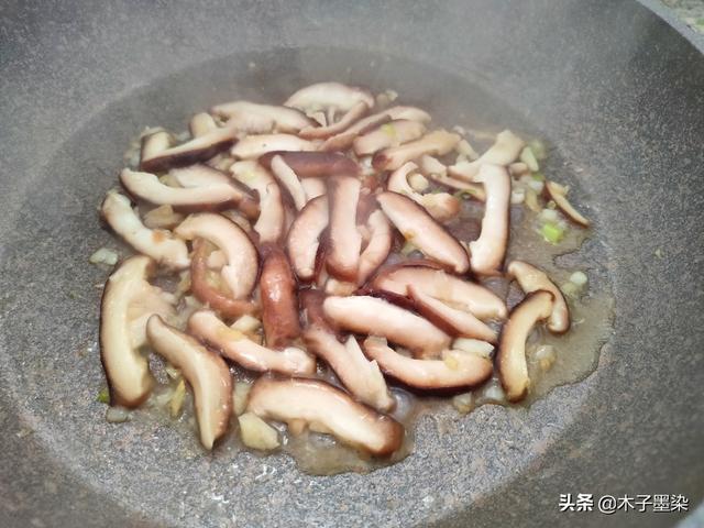 香菇炒油菜，别再放盐，加这2种酱料，咸香下饭味更鲜