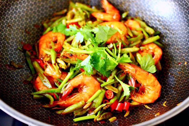 做虾别只会水煮、盐焗，试试香辣芸豆丝爆虾，味道鲜香，方便