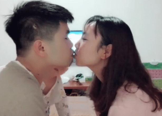 你的育儿经：父母当着娃的面玩亲亲，宝宝用实力诠释什么叫地位