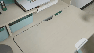 儿女天天乐|可调节的儿童学习桌椅到底有用吗？黑白调儿童学习桌椅给你答案
