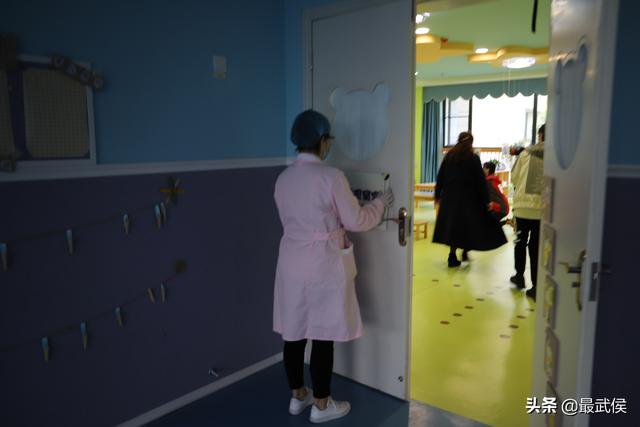 「你的育儿经」开学准备，家长速看！“教科书版”幼儿园应急演练来了