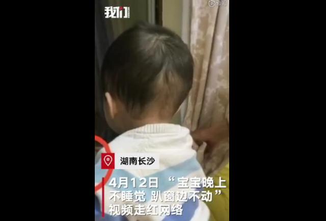超级宝妈：宝宝晚上不睡觉，趴窗边一动不动，原来在偷看……