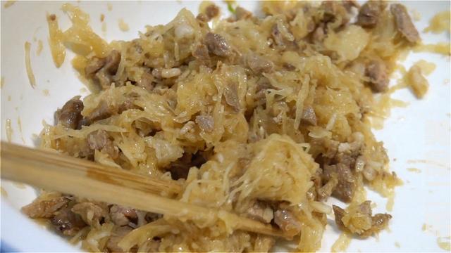 萝卜馅饼家常做法，皮薄馅大，味道鲜美，一家人都爱吃，太香了