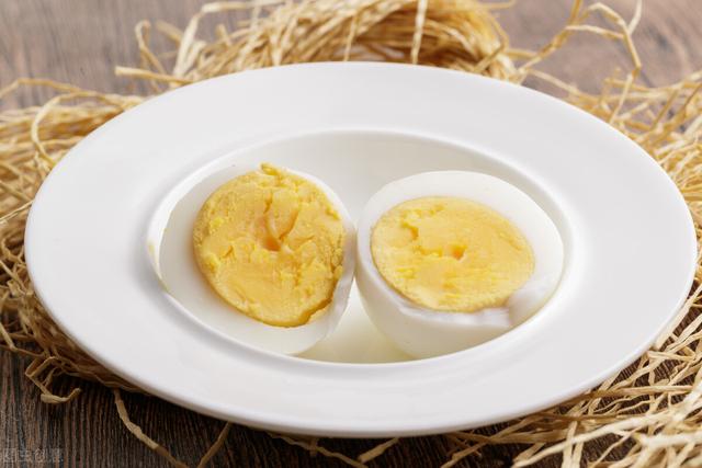 煮鸡蛋容易剥壳难？教你正确做法，只需多放2味料，香嫩好剥壳