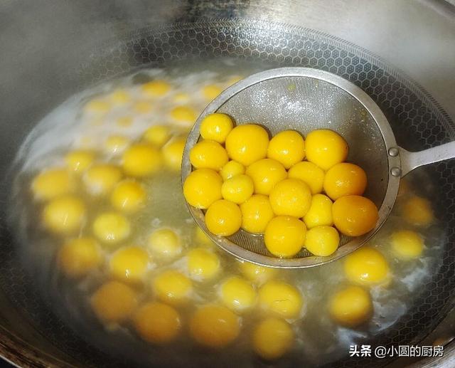 天凉了做份甜品，绵密的红豆Q弹的圆子，奶香浓郁，比奶茶还好喝