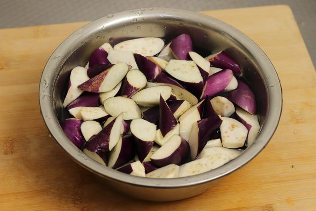 烧茄子时，不要先放油炒，大厨教你一招，茄子不发黑不吸油