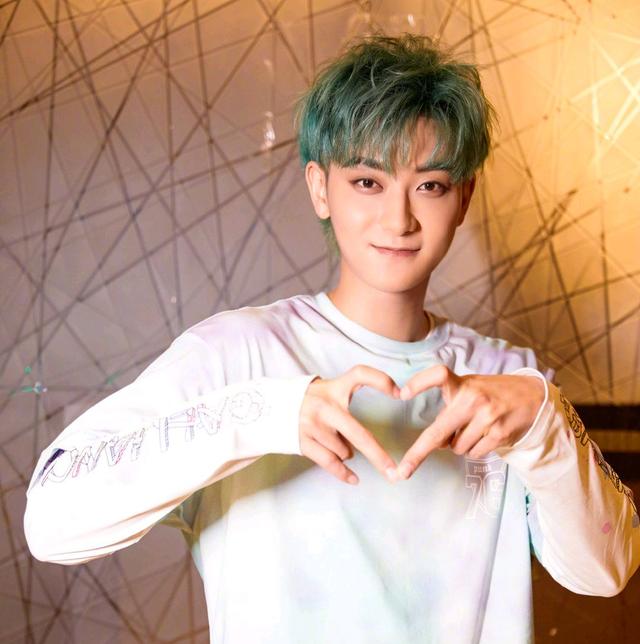 苞米地蒙面侠|蔡徐坤能走红不是没有道理的，还在染绿发的黄子韬真应该学学