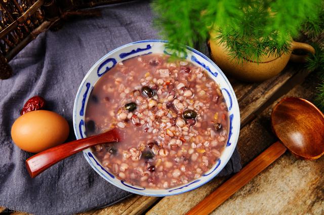 小米粥喝腻了，那就试试这碗粥，营养美味好处多，一整天元气十足