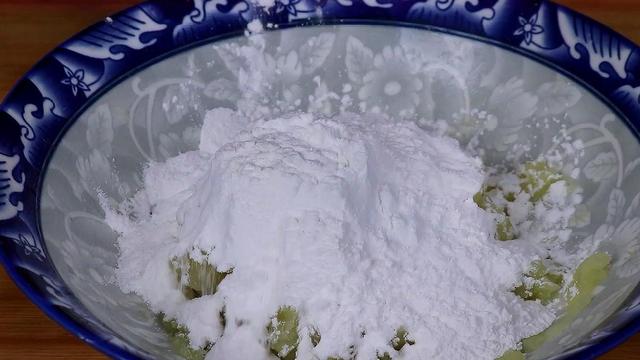 天冷了，土豆别再炒着吃，试试这样做，孩子三天不吃就馋了，真香