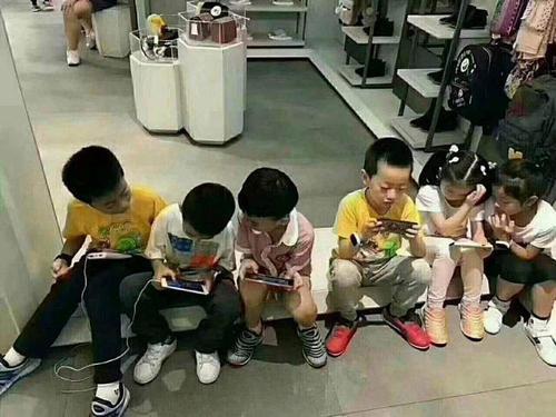 「超级宝妈」孩子玩手机上瘾是谁的错？学会这3招，让孩子心甘情愿放下手机