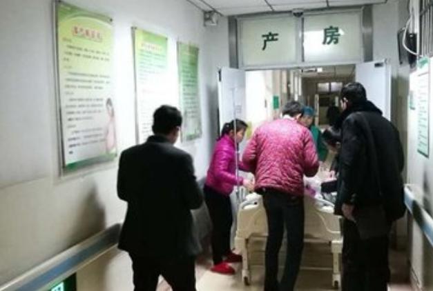 你的育儿经：孕妈待产，产房外两个老人不同表现，护士一眼就看出哪个是亲妈