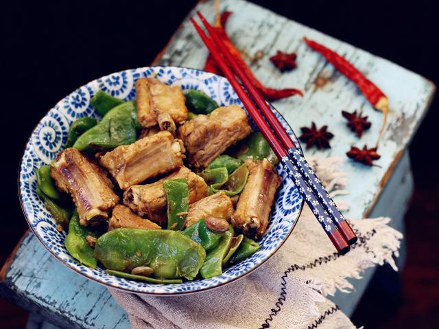 这东北菜没人不爱吃，排骨炖豆角，南方朋友认识这种豆角吗？