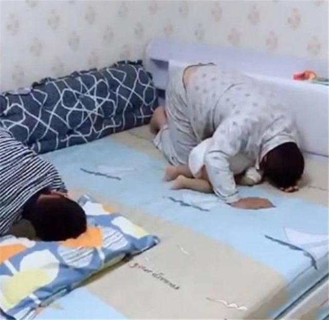你的育儿经|“三个同姓的害怕一个外姓的！”父子三人犯错，被宝妈组团罚跪