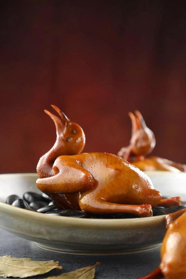 蝴蝶里秋冬新品上市，这家主打广式点心的茶餐厅三十年只专注手工制作，招牌乳鸽不容错过