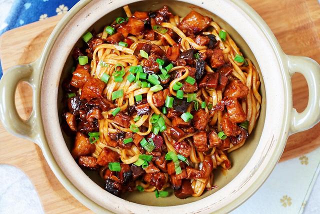 周末的懒人菜谱香菇肉丁酱，鲜香美味，拌米饭，拌面条都好吃