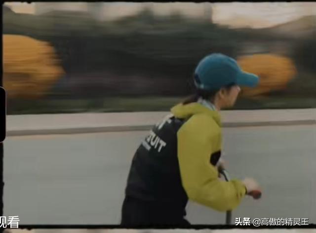 9号放映厅■孙莉晒儿女骑滑板车，多多和妹妹疯狂追逐，三胎儿子罕见出镜