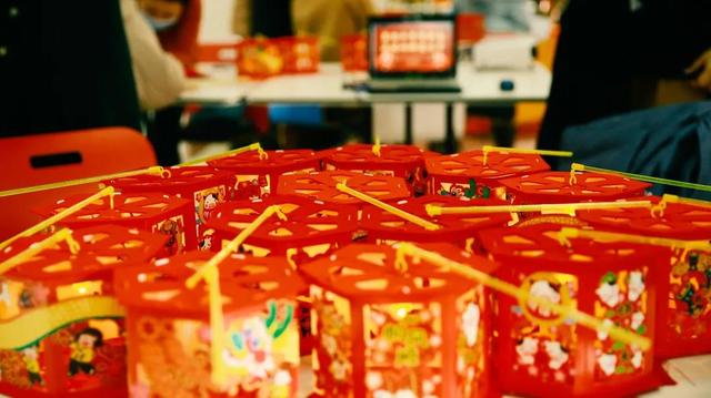 同学|30道各地美食的年夜饭开吃啦！上海财经大学留校师生共迎佳节：今晚一定要给家里打个电话