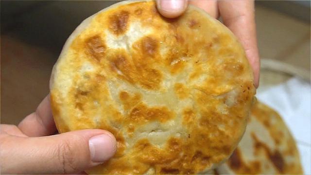 萝卜馅饼家常做法，皮薄馅大，味道鲜美，一家人都爱吃，太香了