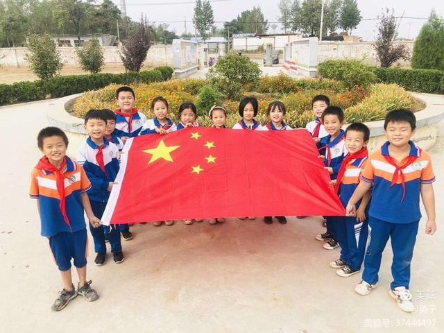 我们和国旗合影，祝福祖国繁荣昌盛——南田小学国庆活动掠影