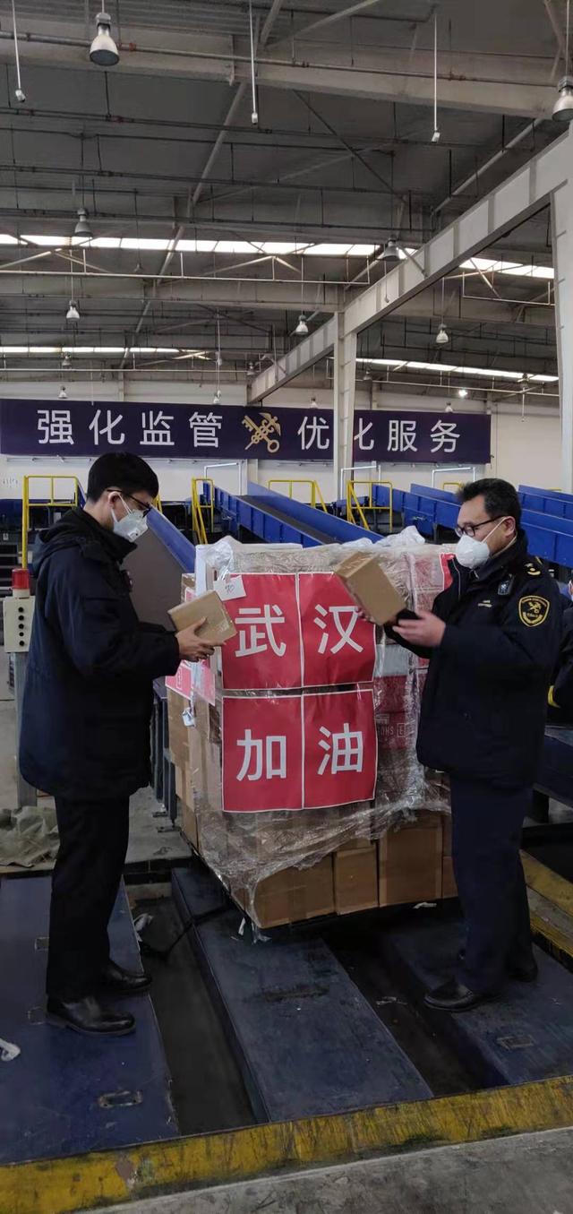 #北京日报客户端#通关口罩74900个！北京海关快速验放首批跨境电商援助物资