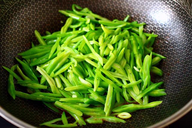 做虾别只会水煮、盐焗，试试香辣芸豆丝爆虾，味道鲜香，方便