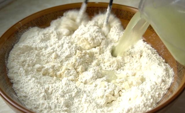 白菜这样吃真过瘾，不发面不烫面，一折一卷就搞定，比包子还好吃