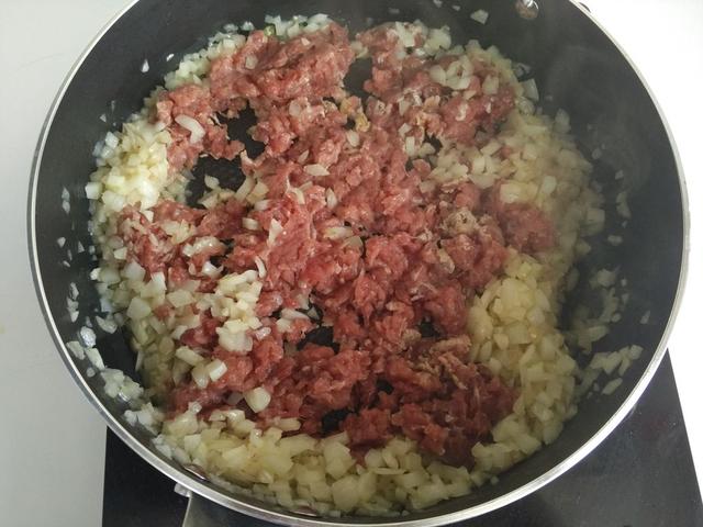 家庭版牛肉饼的做法，馅料这样做，咬一口汁多肉嫩，真过瘾