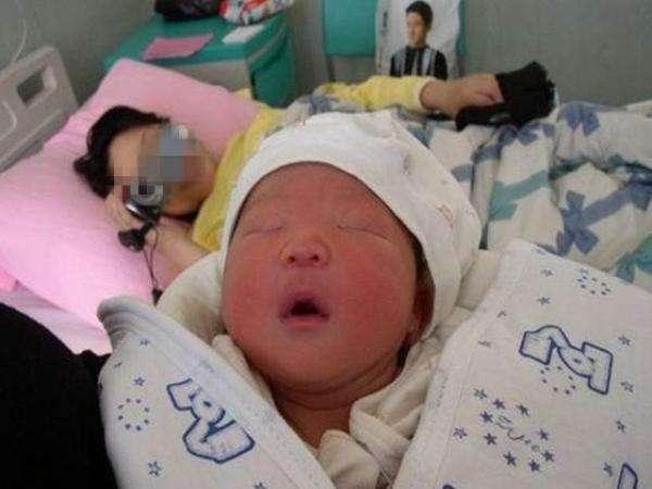天空的彩虹|“孟婆汤又掺水了？”新生男宝抓住医生的衣角不放，引发网友热议