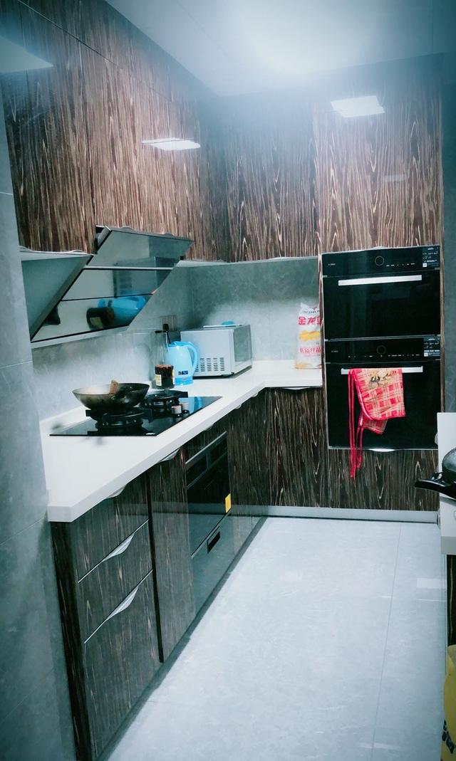 简约装修的新房完工，入户就被吸引了，玄关鞋柜超大气实用