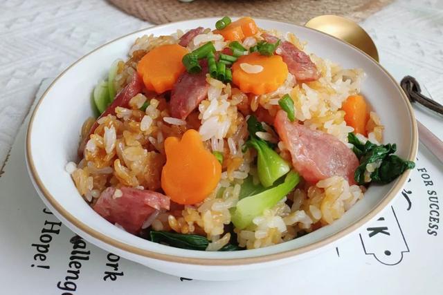 天冷了，自制一份香喷喷的煲仔饭！有菜有肉，越嚼越香