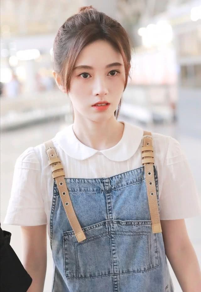 普拉达女王鞠婧祎穿白衬衫配背带裤，才知道啥叫“初恋”，女孩看了也喜欢啊
