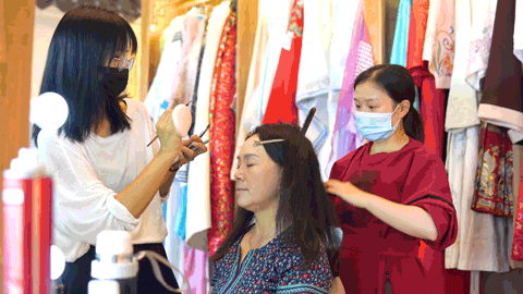 『趣旅游』红河水乡藏的神秘小店,专门帮人穿越,许多人来这里当“王妃”