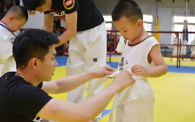 孩子4岁前不要接触这2种兴趣班，会影响身体发育，父母要了解