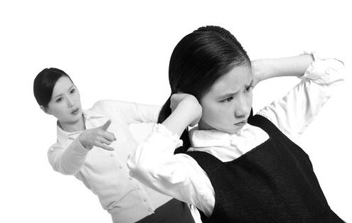 超级宝妈|孩子生气扔玩具？霍思燕的教育方式受到网友赞赏：比讲道理好多了