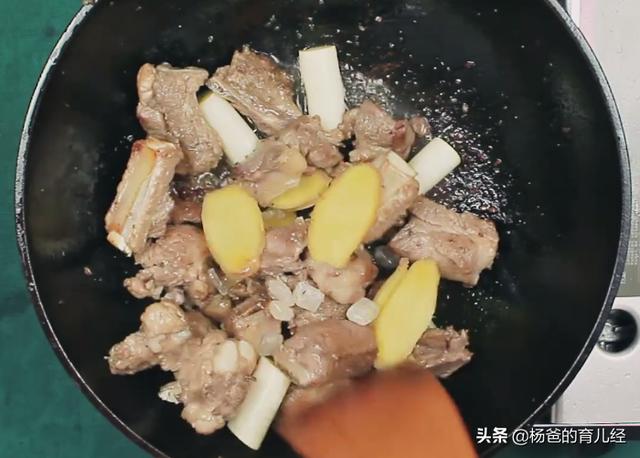 用百香果烹饪排骨真香，果味浓郁，肉嫩营养，孩子爱吃的肉食菜肴