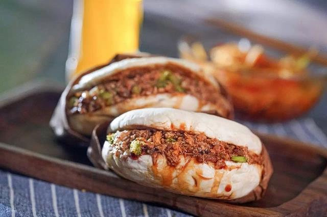 足不出户，吃正宗西安肉夹馍，肉末超足汁水香浓，搭配劲道白吉馍