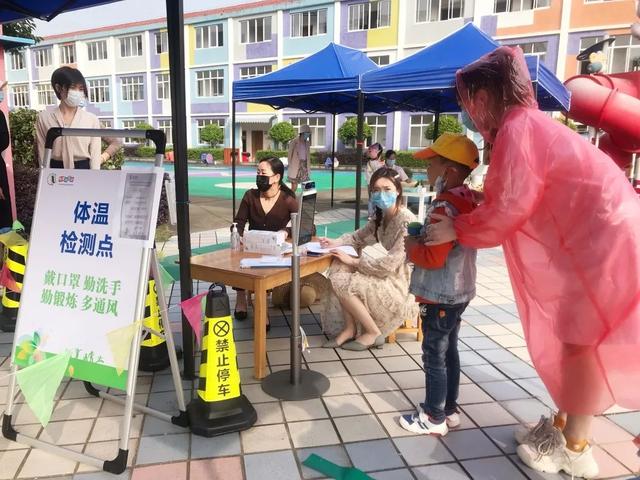 超级宝妈▲宁波幼儿园萌娃们开学啦！独自入园、测温、一米距…开心有序！