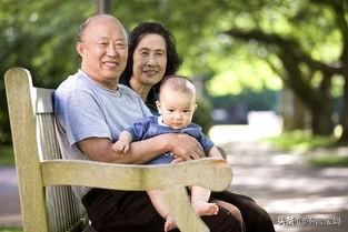 「超级宝妈」女儿送去姥姥家，几天后再接差点没认出来，网友：还是奶奶会打扮