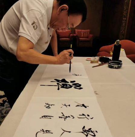 资讯早知道|73岁侯耀华晒近照 花裤子配大金表打扮时髦