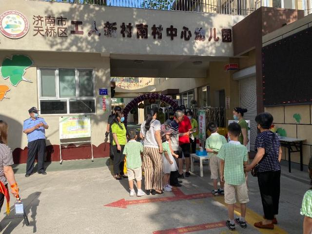 你的育儿经|天桥工人新村南村园门口,街道办、民警与老师们共同迎接孩子归来