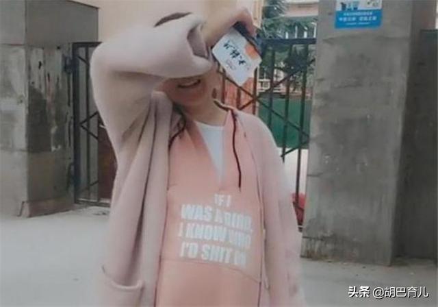 超级宝妈▲“我去拿快递”，孕妈出门半小时未归，婆婆找到后哭笑不得