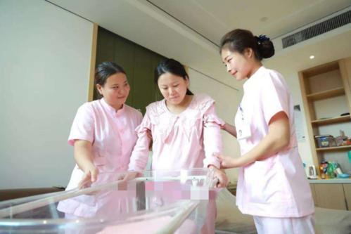 「超级宝妈」“霸气”产妇全网走红，顺产完直接走回病房，网友：女王得胜归来