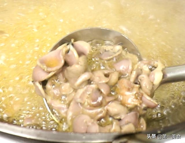 爆炒鸡杂不要焯水，教你饭店做法，多加1步，快速出锅，鲜嫩不腥