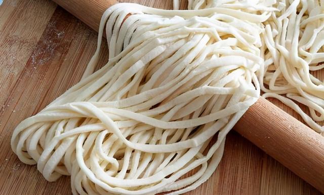煮面条时，最忌开水下锅！面馆老板教你2招，煮的面条劲道又爽滑