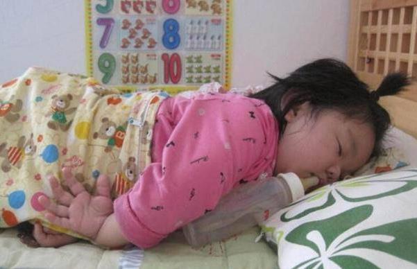 超级宝妈|3岁男孩成面瘫，医生：夏日带娃，父母别做这3件事，会坑了孩子