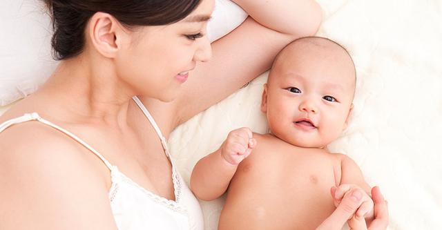 「超级宝妈」宝宝的头总是歪一边？胎位不正、肩难产都可能造成斜颈