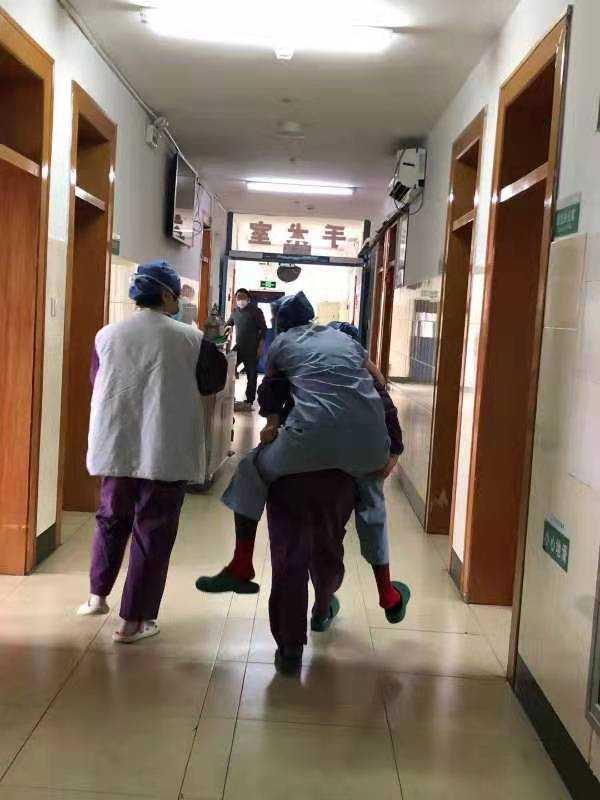 令人心疼！杭州这名女医生晕倒在手术台上，其他医生顾不得帮助她