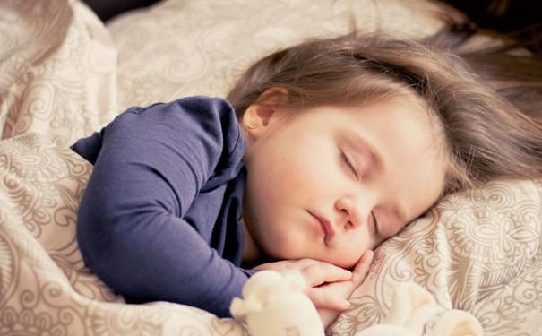 为何有的孩子很少生病？聪明的父母通常这么做，既不精养也不踩坑