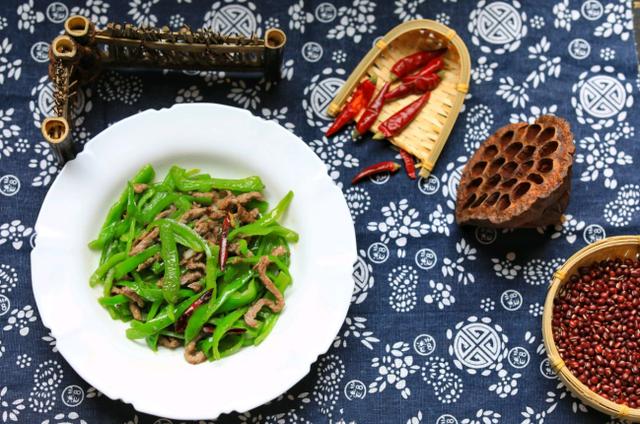 炒牛肉时，想要牛肉嫩滑又不老，只需加入1样东西，很多人都不懂